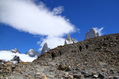 Fitz Roy Dağı, Arjantin Patagonya, Arjantin. Turistler  
