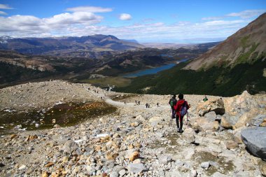  Ushuaia, Arjantin, manzara, yolda yürüyen turistler 