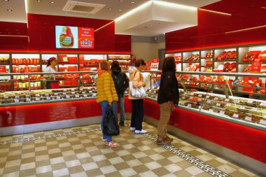  Ushuaia, Arjantin, şekerci dükkanı, şeker seçen bir müşteri