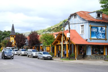 San Martin de Los Andes şehrinden bir sokak manzarası. Tipik dağ mimarisi olan birçok bina var, Arjantin.