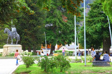  Şehirdeki yeşil parklardan biri olan Plaza Sarmiento 'nun manzarası. San Martin de Los Andes, Arjantin