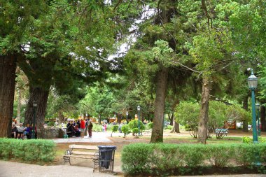 San Martin De Los Andes, Arjantin - 21 Şubat 2019. Şehir merkezindeki yeşil parklardan biri olan Plaza Sarmiento 'dan bir manzara.. 