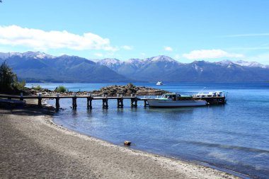 Nahuel Huapi Gölü, Arjantin 'deki yolcuları bekleyen bir katamaran var.