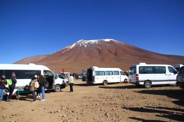 Atacama Çölü 'nden gelen insanlar Bolivya sınırında off-road araçları ve rehberleriyle Uyuni Salt Flats' a gitmek için bekliyorlar, Bolivya