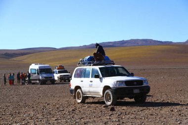 Atacama Çölü 'nden gelen insanlar Bolivya sınırında off-road araçları ve rehberleriyle Uyuni Salt Flats' a gitmek için bekliyorlar, Bolivya