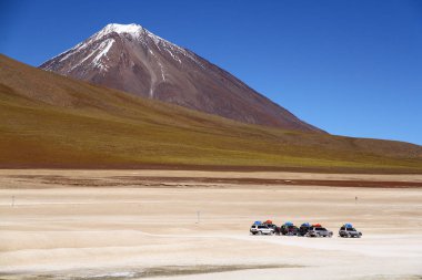 Atacama Çölü 'nden gelen insanlar Bolivya sınırında off-road araçları ve rehberleriyle Uyuni Salt Flats' a gitmek için bekliyorlar, Bolivya