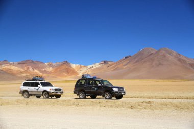 Atacama Çölü 'nden gelen insanlar Bolivya sınırında off-road araçları ve rehberleriyle Uyuni Salt Flats' a gitmek için bekliyorlar, Bolivya