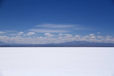 Uyuni tuz tabakalarından birkaç metre tuz tabakası ve ince su tabakasıyla kaplanmış bir manzara, Bolivya