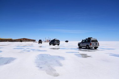 Off-road araçları, Bolivya 'daki Uyuni Tuz Düzlükleri' nin tuz tabakalarında geziniyor. 