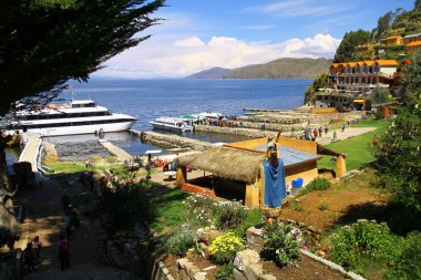 COPACABANA, BOLIVIA - 19 Şubat 2019. Copacabana şehrinin panoramik manzarası kutsal Titicaca Gölü üzerindeki Isla del Sol ve Isla de la Luna 'ya gitmek için bir üs.