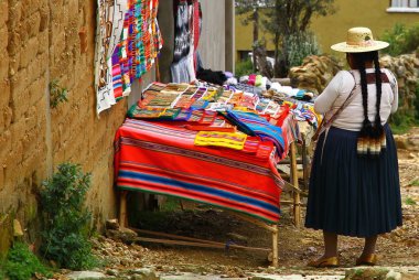 Şapkalı bir Bolivyalı kadın, Bolivya 'da, Bolivya' nın Bolivya 'ya ait hatıra eşyaları satıyor..