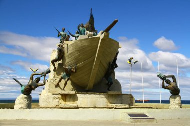 Tripulantes Anıtı 'nın Macellan Boğazı, Punta Arenas, Şili kıyılarındaki manzarası.