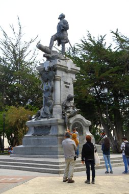 Şehrin ana meydanı Plaza de Armas 'ın manzarası. Ferdinand Macellan 'ın heykeli Şili' nin Punta Arenas meydanında yer almaktadır.