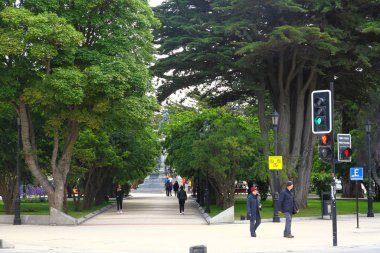 Şehrin ana meydanı Plaza de Armas 'ın manzarası. Ferdinand Macellan 'ın heykeli de Şili' nin Punta Arenas meydanında yer almaktadır.
