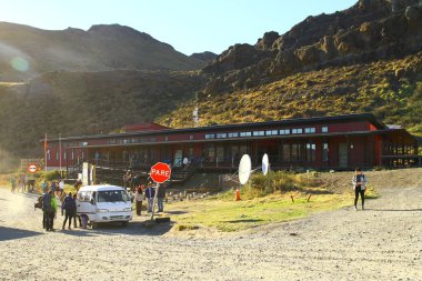 Ulusal parkın girişinden bir manzara. Tüm ziyaretçiler kayıt yaptırmalı ve park kuralları hakkında bilgilendirici bir video izlemeli, Torres Del Paine Ulusal Parkı Şili