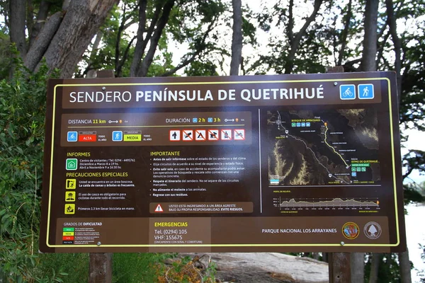 西班牙的信息板 展示了阿根廷Quetrihue半岛的远足小径 — 图库照片