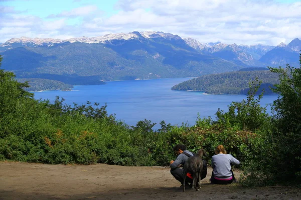 Two Tourists Admiring Beautiful Landscape Nahuel Huapi Lake Argentina — Stock Photo, Image