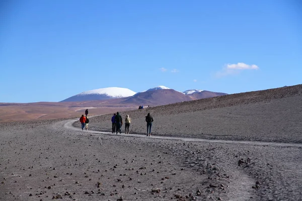 화산지대의 지대에서 바라본 등산로 사람들이 다니고 칠레의 화산을 — 스톡 사진