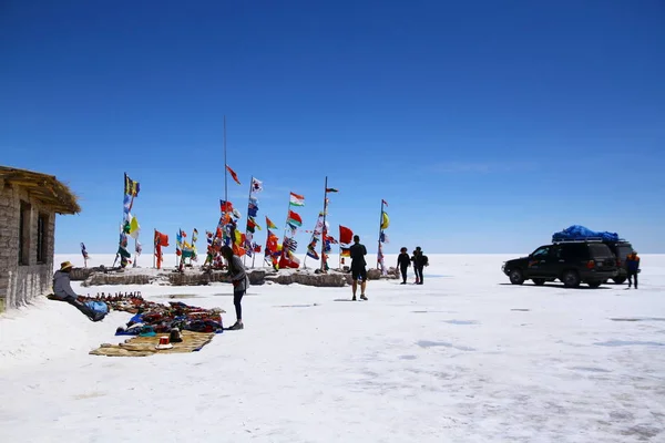 Σημαία Νησί Και Μερικοί Τουρίστες Στο Uyuni Salt Flats Βολιβία — Φωτογραφία Αρχείου