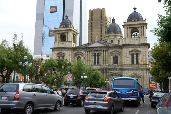 拉巴斯和平圣母大教堂前的交通堵塞 — 图库照片