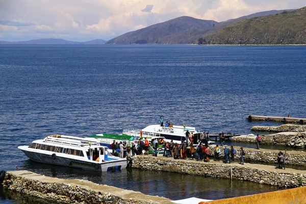 Lidé Nastupují Palubu Aby Vypluli Jezero Titicaca Dorazili Copacabany — Stock fotografie