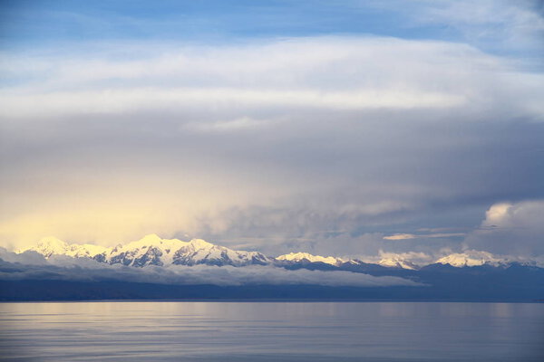 красивый пейзаж с озером. Природа, путешествия
