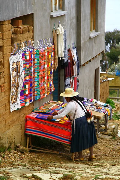 Een Boliviaanse Dame Met Hoed Verkoopt Boliviaanse Souvenirs Buurt Van — Stockfoto