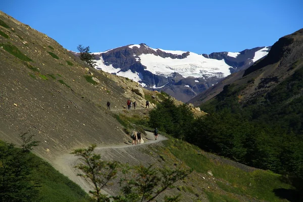 徒步旅行者正走在曲折的小径上 到达智利Torres Del Paine国家公园的塔基地 — 图库照片