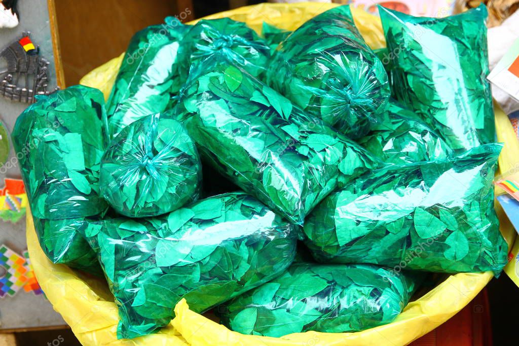 Masticar hojas de coca es una tradición en Bolivia y Perú. 2023