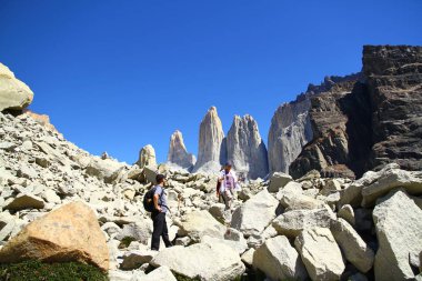 Tory 's DeL AİLE ULUSAL PARK, Şili. Torres del Paine Ulusal Parkı 'ndaki Kuleler ve onun buzul gölü.. 