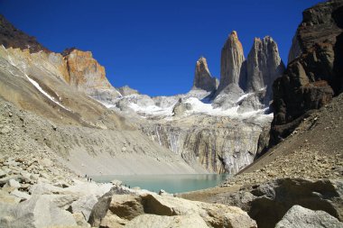 Tory 's DeL AİLE ULUSAL PARK, Şili. Torres del Paine Ulusal Parkı 'ndaki Kuleler ve onun buzul gölü.. 