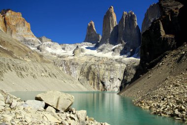 Tory 's DeL AİLE ULUSAL PARK, Şili. Torres del Paine Ulusal Parkı 'ndaki Kuleler ve onun buzul gölü.. 