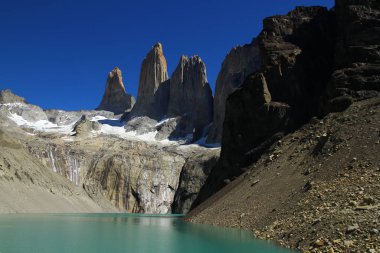 Tory 's DeL AİLE ULUSAL PARK, Şili. Torres del Paine Ulusal Parkı 'ndaki Kuleler ve onun buzul gölü.. 