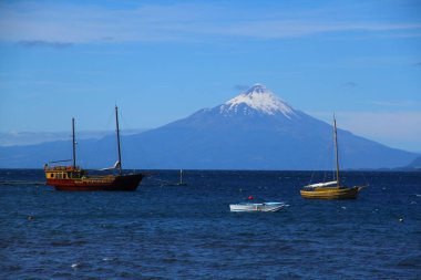 Güneşli bir günde Llanquihue Gölü 'nün manzarası, Şili