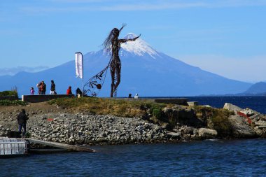 Puerto Varas 'taki LLanquihue Gölü' nün manzarası. İnsanlar parkta Volkan Osorno manzarası ve Şili ile vakit geçiriyorlar.
