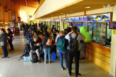 Puerto Natales 'teki otobüs terminalinin bekleme salonundan bir görüntü. Yolcuların çoğu Şili 'deki Torres del Paine Ulusal Parkı' na gidiyor.