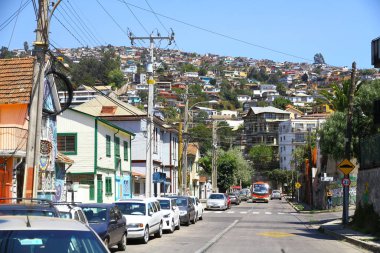 Şili 'nin en büyük üçüncü metropolitan alanı olan Valparaiso' dan bir sokak manzarası. Şili 'nin dik tepelerindeki renkli evleriyle bilinir.