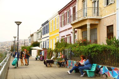 Şili 'nin en büyük üçüncü metropolitan alanı olan Valparaiso' dan bir sokak manzarası. Şili 'nin dik tepelerindeki renkli evleriyle bilinir.