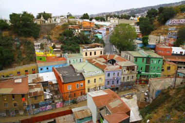 Şili 'nin en büyük üçüncü metropolitan alanı olan Valparaiso' dan bir sokak manzarası. Şili 'nin dik tepelerindeki renkli evleriyle bilinir.