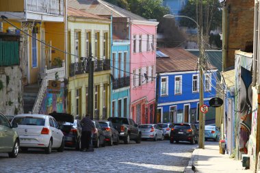 Şili 'nin en büyük üçüncü metropolitan alanı olan Valparaiso' dan bir sokak manzarası. Şili 'nin dik tepelerindeki renkli evleriyle bilinir.