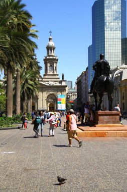 Şehrin ana meydanı Plaza de Armas 'ın manzarası. Santiago Metropolitan Katedrali ve Pedro de Valdivia Heykeli burada yer almaktadır.
