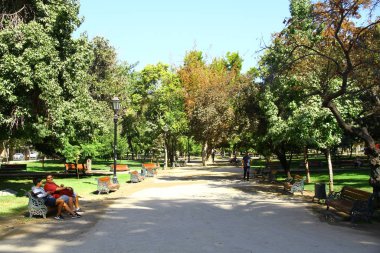 Şili 'nin ortasındaki Mapocho Nehri' nin yanındaki büyük ve yeşil bir şehir parkı olan güzel Park Ormanı manzarası.