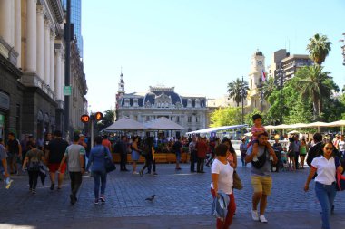 Şehrin ana meydanı Plaza de Armas 'ın manzarası. Her zaman yerli halk ve turistlerle meşguldür, Şili