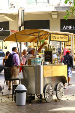Mote con huesillo, sık sık sokak tezgahlarında veya seyyar satıcılarda satılan geleneksel bir Şili içkisidir. Tatlı ve yaz mevsiminde soğuk satılır, Şili.