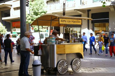 Mote con huesillo, sık sık sokak tezgahlarında veya seyyar satıcılarda satılan geleneksel bir Şili içkisidir. Tatlı ve yaz mevsiminde soğuk satılır, Şili.