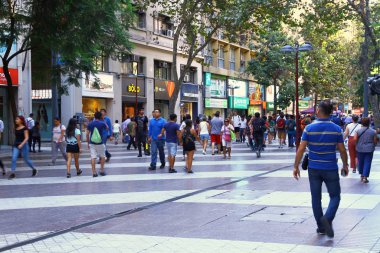 Paseo Ahumada ve Paseo Huerfanos gibi sadece yayalar için trafiğe kapalı iki yaya yolu vardır. 'Paseo' yürüyüş yolu demek, Şili