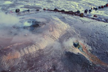 El Tatio Gayzerlerinin kraterlerinde kaynayan su kaynakları, Şili.