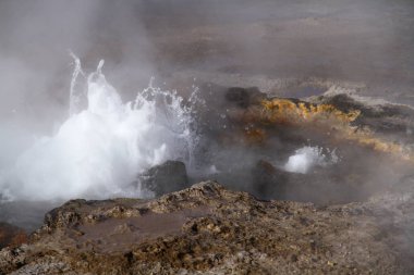 El Tatio Gayzerlerinin kraterlerinde kaynayan su kaynakları, Şili.