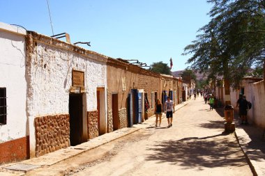 SAN PEDRO DE ATACAMA, ANTOFAGASTA, ŞİLİ - 11 Mart 2019. San Pedro de Atacama 'dan bir sokak manzarası, Şili' nin kuzeydoğusundaki And Dağları 'ndaki kurak yüksek bir yaylada geçen bir şehir.
