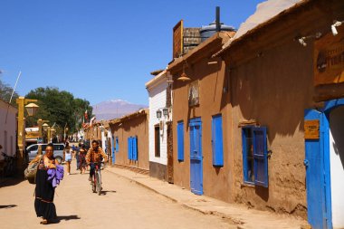 SAN PEDRO DE ATACAMA, ANTOFAGASTA, ŞİLİ - 11 Mart 2019. San Pedro de Atacama 'dan bir sokak manzarası, Şili' nin kuzeydoğusundaki And Dağları 'ndaki kurak yüksek bir yaylada geçen bir şehir.